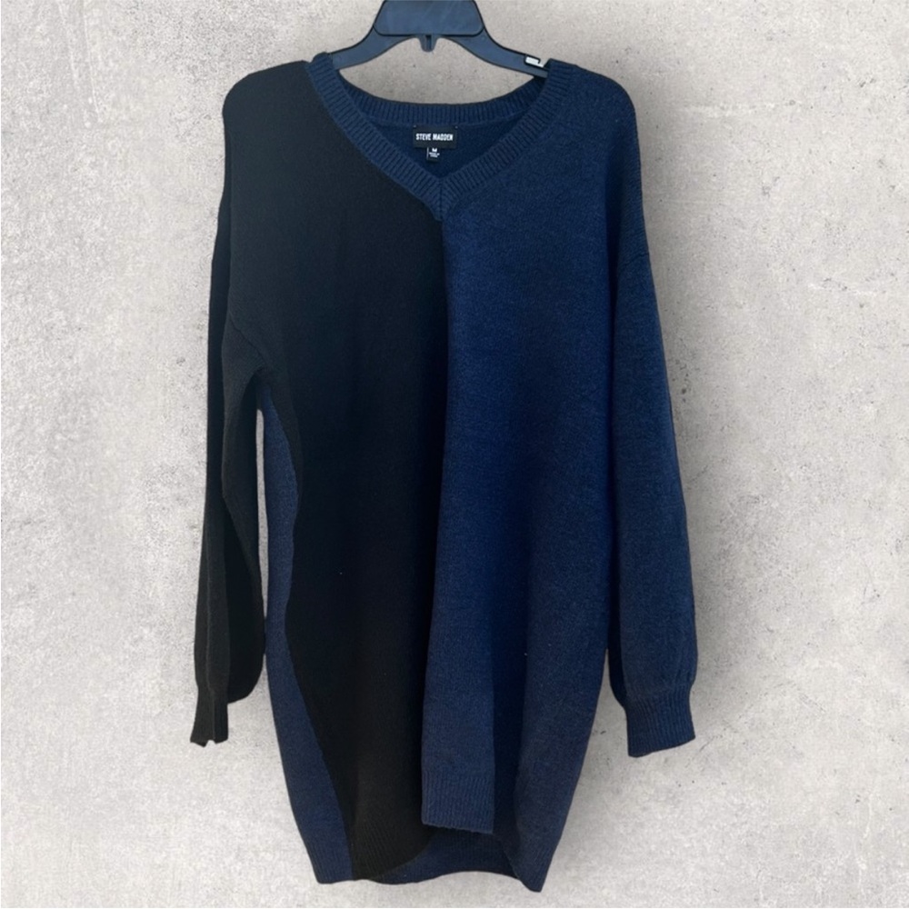 NWOT Steve Madden color-block sweater featuring a V-neck and long sleeves